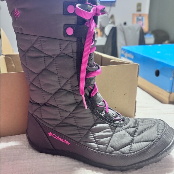 Columbia boots for girl size 5 like new , grey color - Picture 5 of 10
